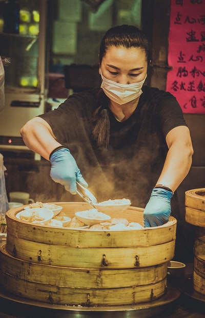 女人黑色衬衫和蓝色手套拿着棕色根木棍
